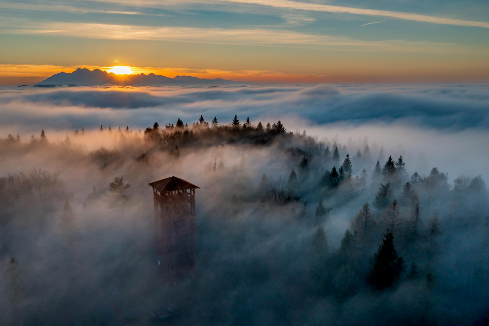 Panorama miasta Boguszów-Gorce z widocznymi elementami krajobrazu górniczego i zabudową miejską.