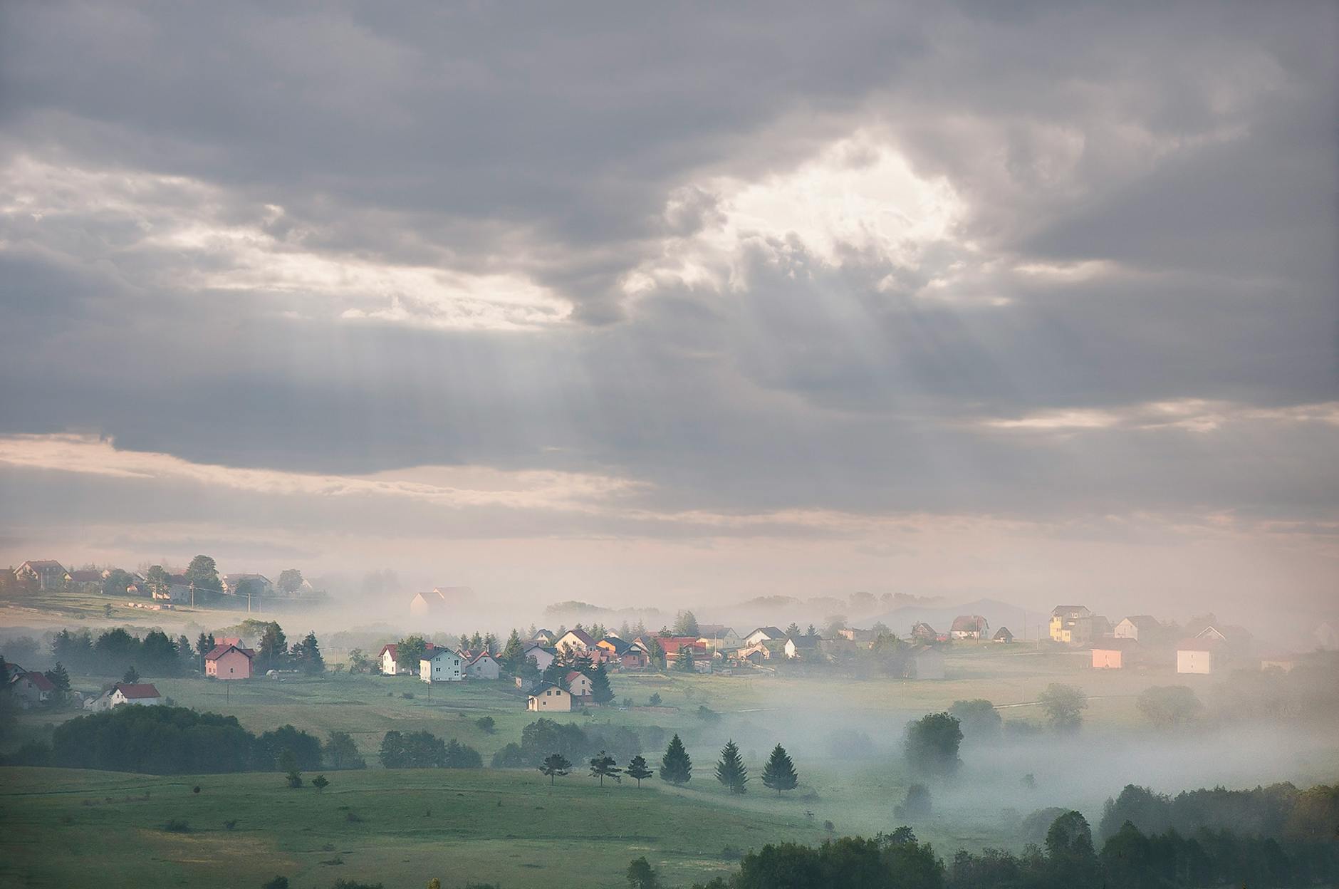 Malowniczy krajobraz górski w okolicach Boguszowa-Gorc ze wzgórzami i lasami.
